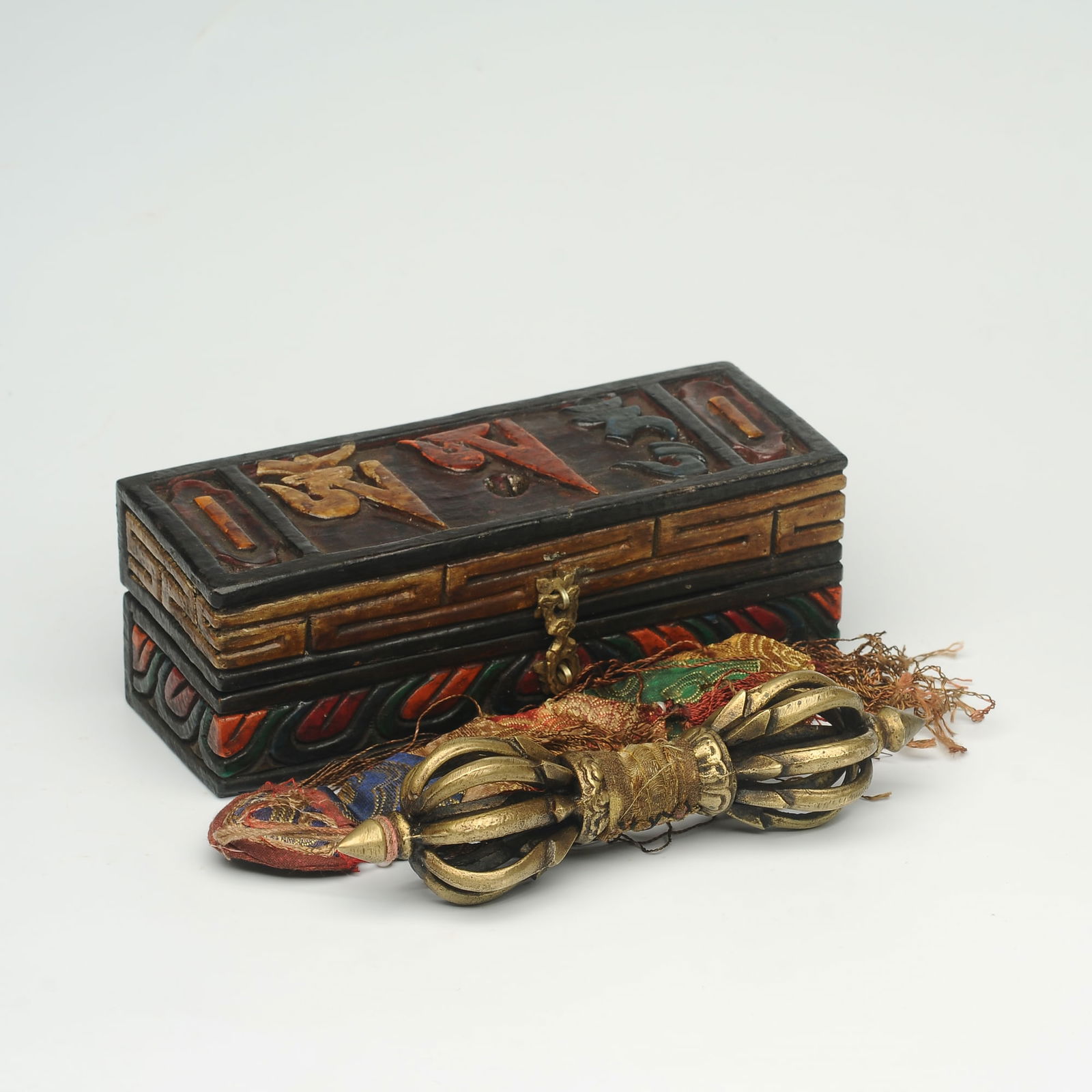 Tibetan Antique Bronze statue-Vajra: Title:Tibetan Antique Bronze statue-Vajra Origin:Asian private collection Date/Period:20th Materials: Description:Size: about 20x7x7cm, Early 20th Century Bronze buddha statue, Tibetan Antique Bronze