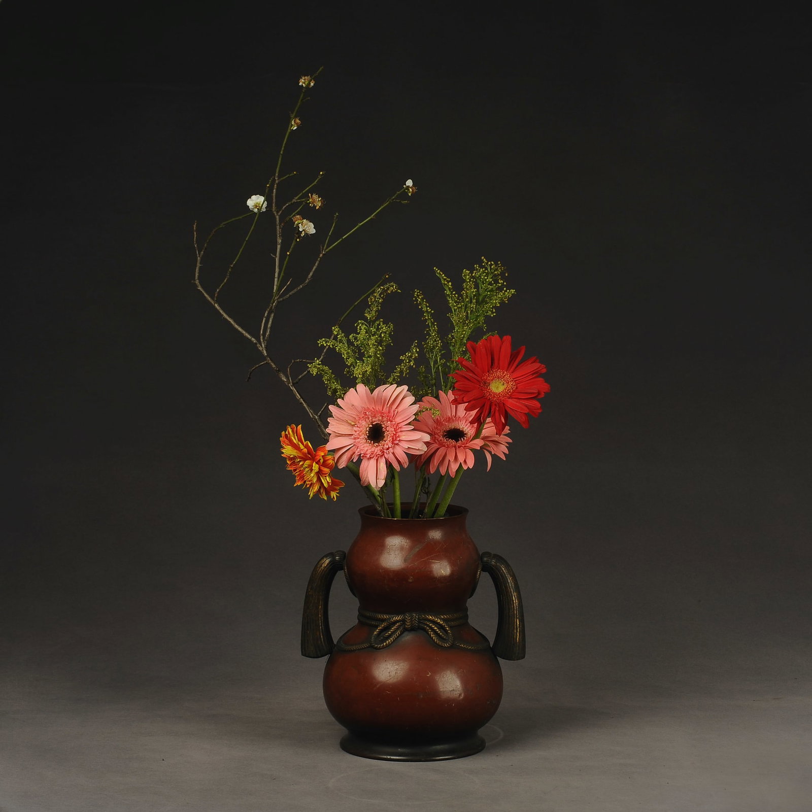 Japanese Meiji period gourd bronze vase: Title:Japanese Meiji period gourd bronze vase Origin:Asian private collection Date/Period:19th Materials: Description:Size: about 24x23x18cm, Japanese bronze vase sculpture, hand-carved. Hong Kong pri