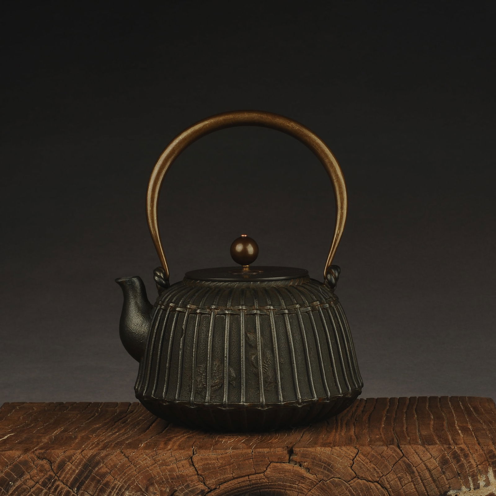 Japanese cast iron striped iron kettle: Title:Japanese cast iron striped iron kettle Origin:Asian private collection Date/Period:20th Materials: Description:Size: about 22x17x16 cm, Japanese Showa period cast iron teapot, hand-carved. Hong