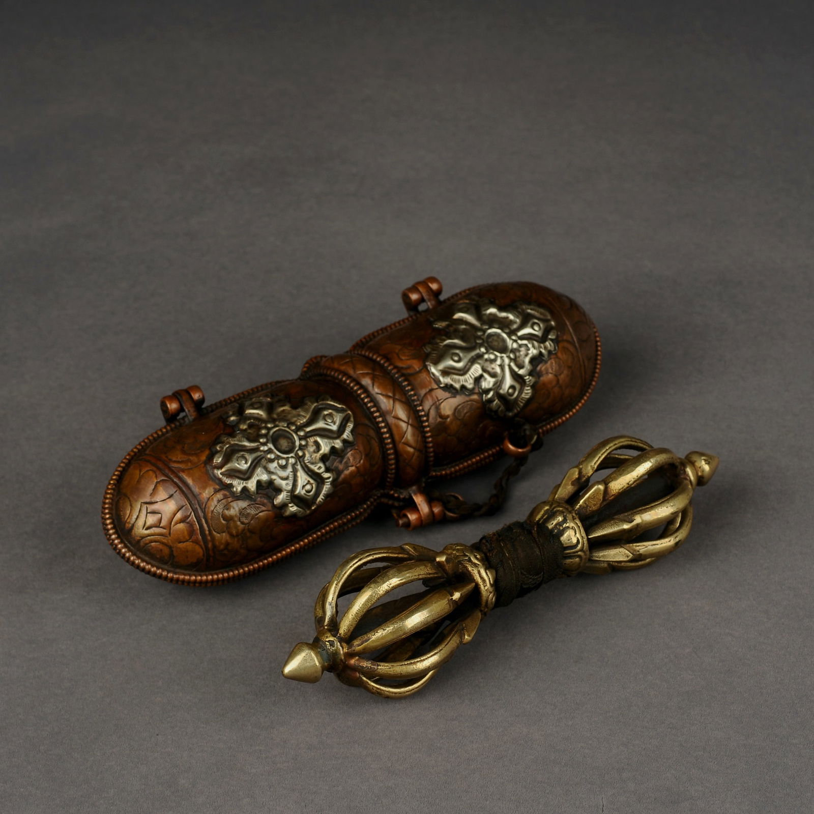 Tibetan Religious Antique Bronze Sculpture - Vajra: Title:Tibetan Religious Antique Bronze Sculpture - Vajra Origin:Asian private collection Date/Period:20th Materials: Description:Size: about 20x8x6 cm, exquisite Tibetan antique bronze sculpture, hand