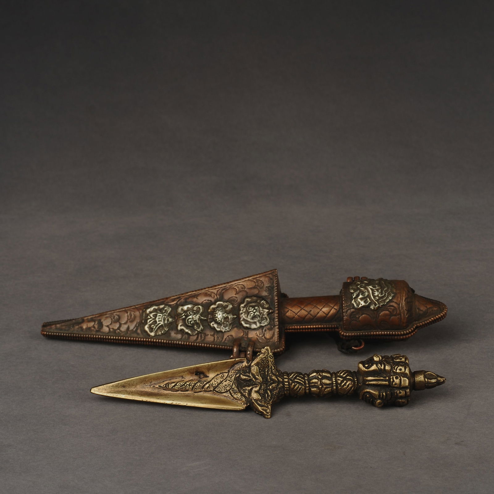 Tibetan Religious Antique Bronze Sculpture - Vajra: Title:Tibetan Religious Antique Bronze Sculpture - Vajra Origin:Asian private collection Date/Period:20th Materials: Description:Size: about 27x7x6/22x5x4 cm, exquisite Tibetan antique bronze sculptur