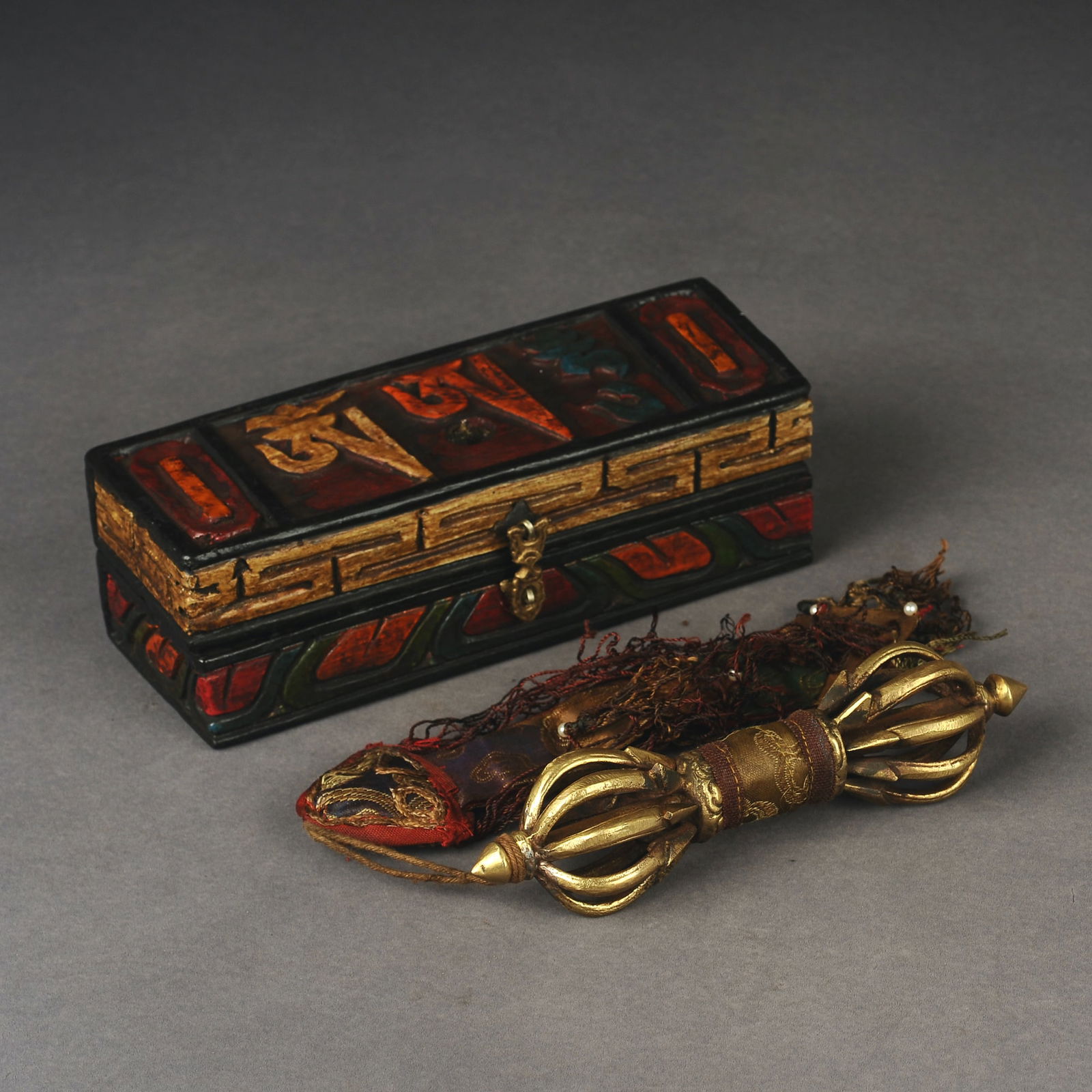 Tibetan Religious Antique Bronze Sculpture - Vajra: Title:Tibetan Religious Antique Bronze Sculpture - Vajra Origin:Asian private collection Date/Period:20th Materials: Description:Size: about 18x5x5/21x7x6 cm, exquisite Tibetan antique bronze sculptur