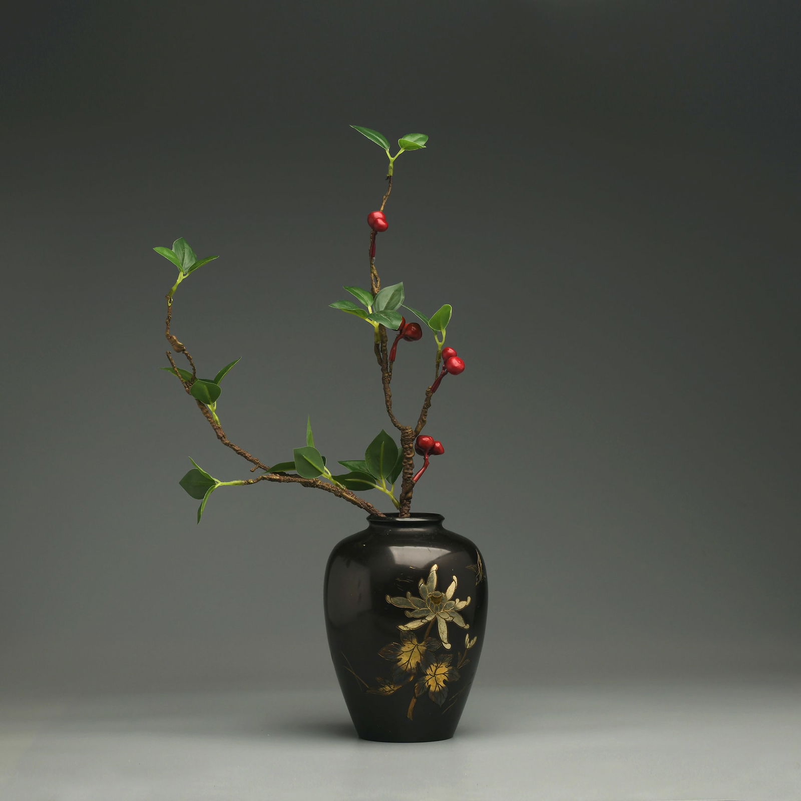 Japanese Showa Period Bronze Chrysanthemum Vase - Ikebana Art: Title:Japanese Showa Period Bronze Chrysanthemum Vase - Ikebana Art Origin:Asian private collection Date/Period:20th Materials: Description:Size: ahout 17x12x12 cm, exquisite Japanese antique bronze v