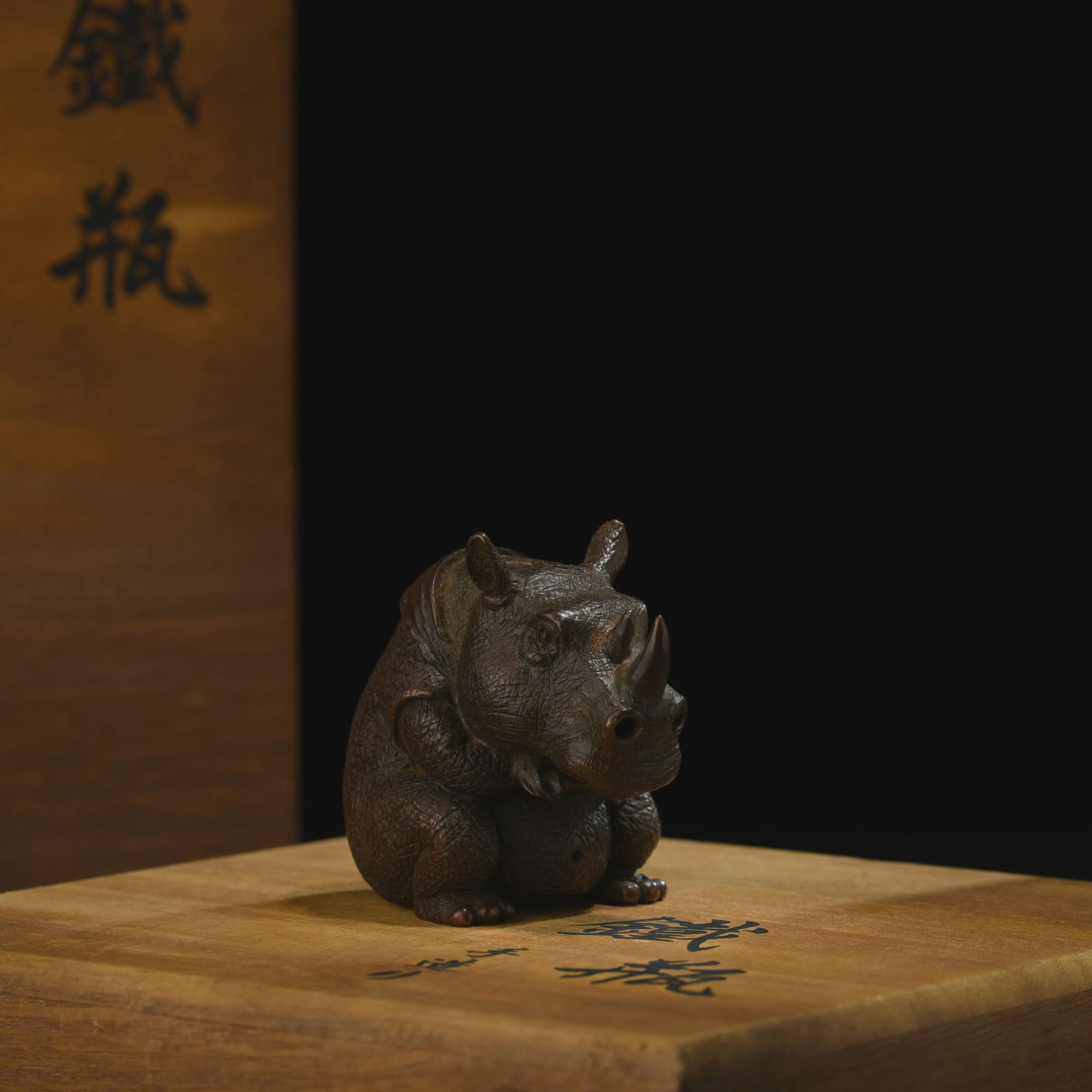 Japanese Showa Period Bronze Animal Sculpture - Rhinoceros: Title:Japanese Showa Period Bronze Animal Sculpture - Rhinoceros Origin:Asian private collection Date/Period:20th Materials: Description:Size: ahout 7x6x5 cm, exquisite Japanese antique animal sculptu