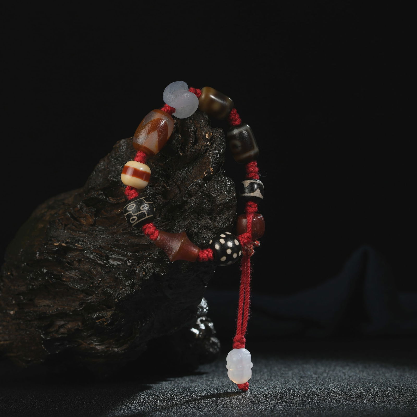 Tibetan Antique Agate Bead Bracelet: Title:Tibetan Antique Agate Bead Bracelet Origin:Asian private collection Date/Period:20th Materials: Description:Size: about 20x1x2 cm, exquisite Tibetan Dzi bracelet, circa 20th century, handmade. F