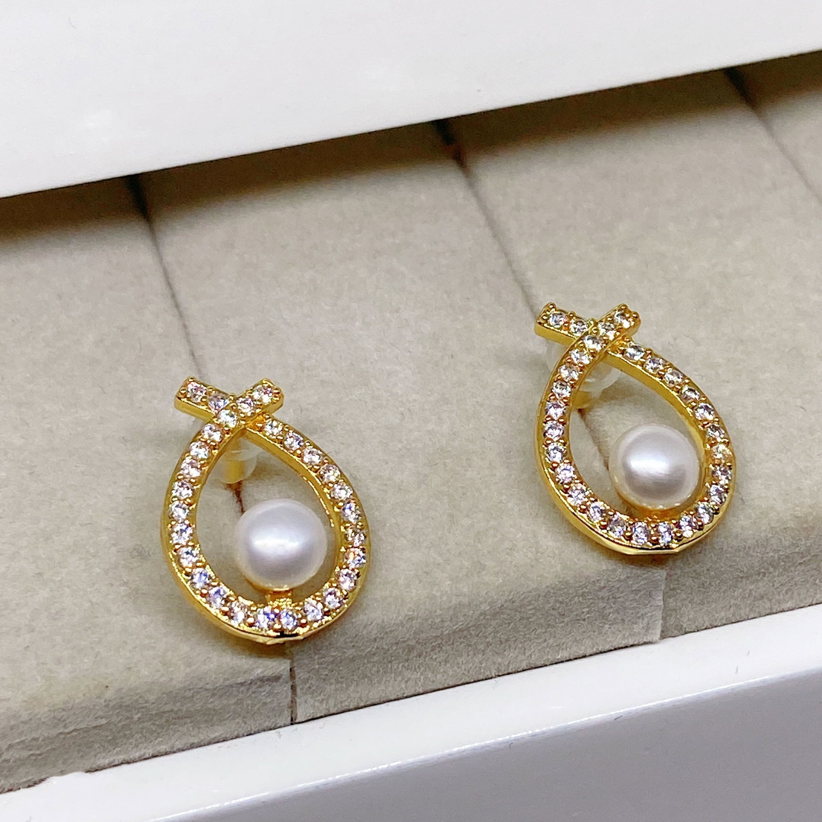 Freshwater cultured pearls Christian fish designed earrings: Title: Freshwater cultured pearls Christian fish designed earrings Description:Freshwater cultured pearls Christian fish designed earrings The earrings are made of 18k gold plated silver inlaid with d