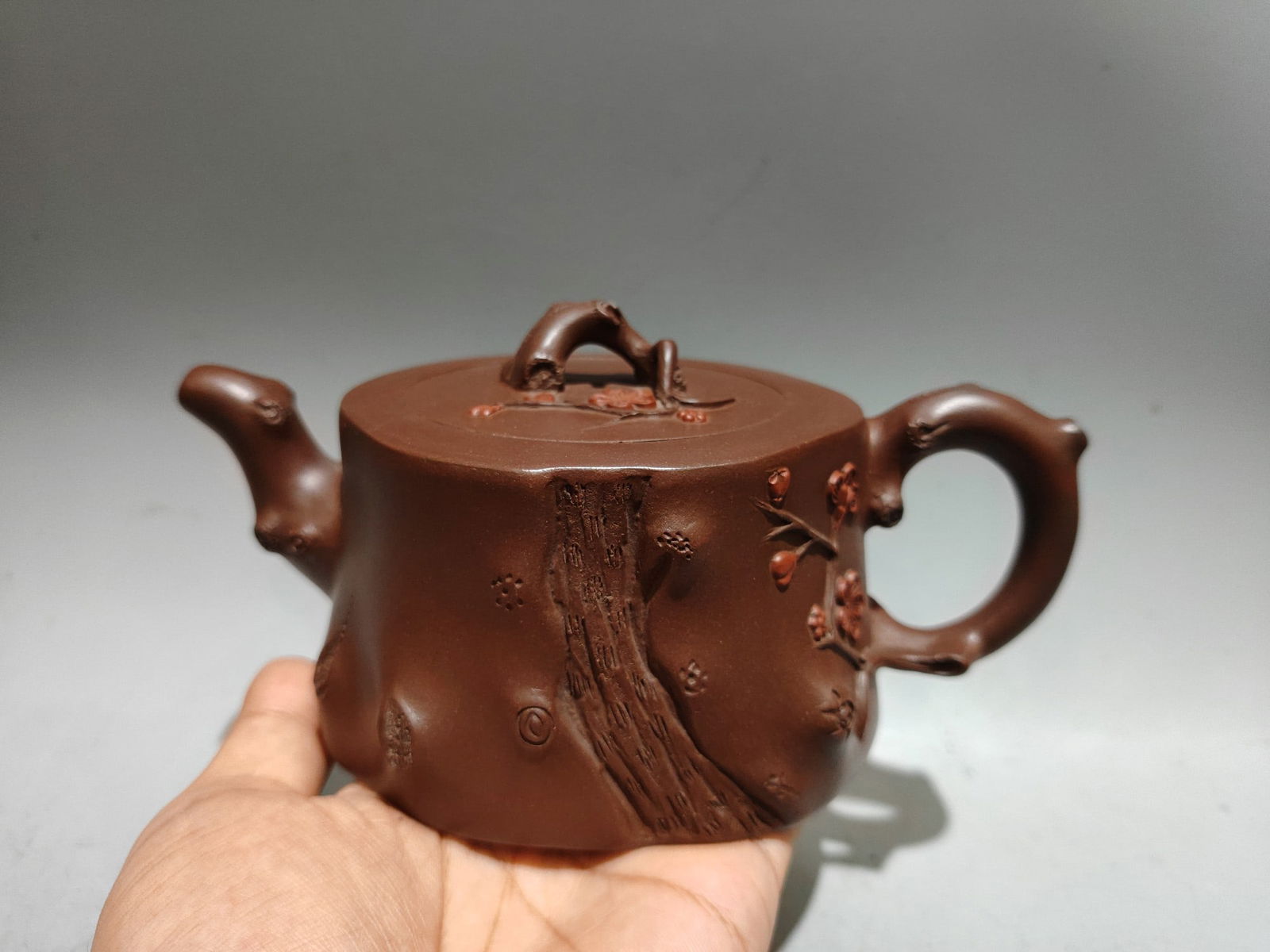 Chinese Yixing Zisha Clay Teapot w Artist Signed: Title: Chinese Yixing Zisha Clay Teapot w Artist Signed Origin: Chinese Date/Period: Materials: Yixing Zisha Dimensions: 180x100(mm) 7.09x3.94(inches) Reserve: $199.00 Shipping: Domestic: Shipping rat