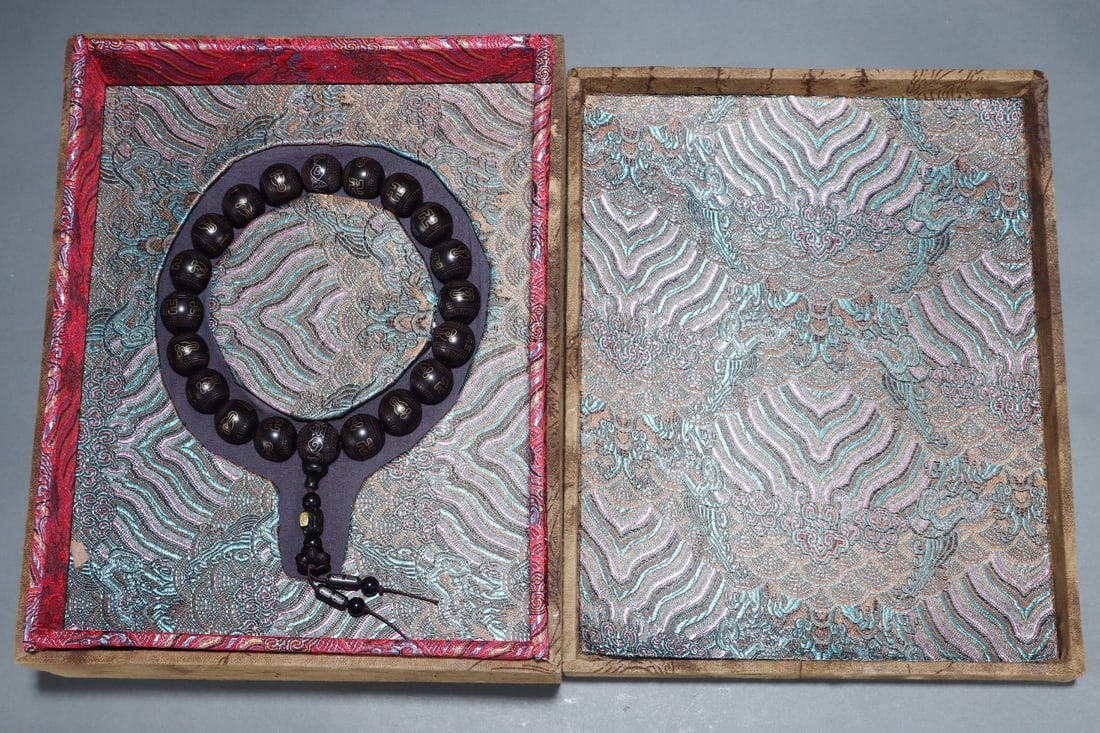 Old Natural Chenxiang Wood Inlay Silver Wire Hand Chain (1 of 9)