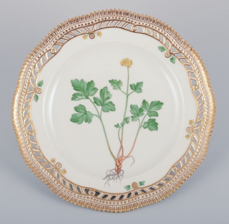Royal Copenhagen Flora Danica, open lace lunch plate. "Adoxa Moschatellina L." Model no: 20/3554.: Royal Copenhagen Flora Danica, open lace lunch plate. "Adoxa Moschatellina L." Model number: 20/3554. Dating: Ca. 1900. Marked. In perfect condition. First factory quality. Dimensions: Diameter 22.5 c