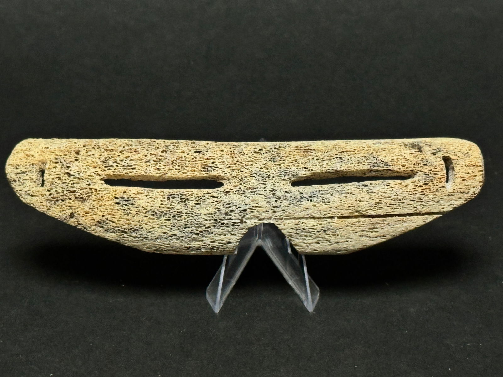 Eskimo Snow goggles - Bone - INUIT - Alaska: Authentic primitive Inuit Eskimo snow goggles from Alaska, worn to prevent snow blindness. Contemporary example in good, used condition. Rare. Dim: 16,5 x 4 x 1 cm. Stand included. Made of animal bone
