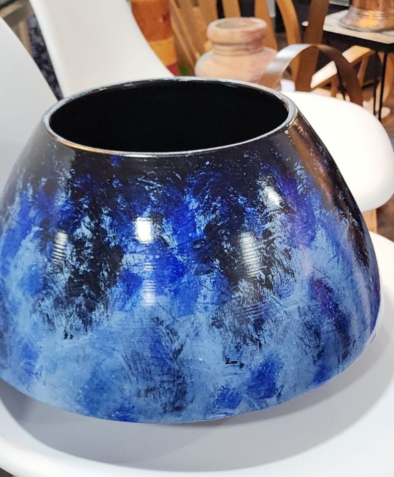 Elie Tahari modern designer metal art bowl: Elie Tahari modern designer metal art bowl Reserve: $75.00 Shipping: Domestic: Shipping rates are determined by destination International: Foreign shipping rates are determined by destination. Interna