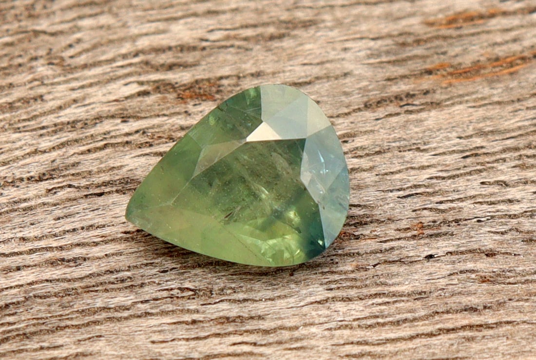 Natural green Teal Sapphire 1.29 carat: Title: Natural green Teal Sapphire 1.29 carat Description: Gemstone: Natural SapphireCarat Weight: 1.29Shape/Cut: Pear CutMeasurements: 7.96x5.46x3.95 mmColor: GreenTransparency: TranslucentClarity :