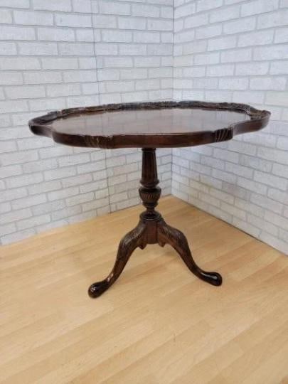 Vintage Georgian Style Flame Mahogany Carved Pie Crust Table by Maitland-Smith: Vintage Georgian Style Flame Mahogany Carved Pie Crust Table by Maitland-Smith The vintage Georgian style mahogany table has a beautiful carved acanthus leaf tri-leg fluted pedestal base. Crafted in a