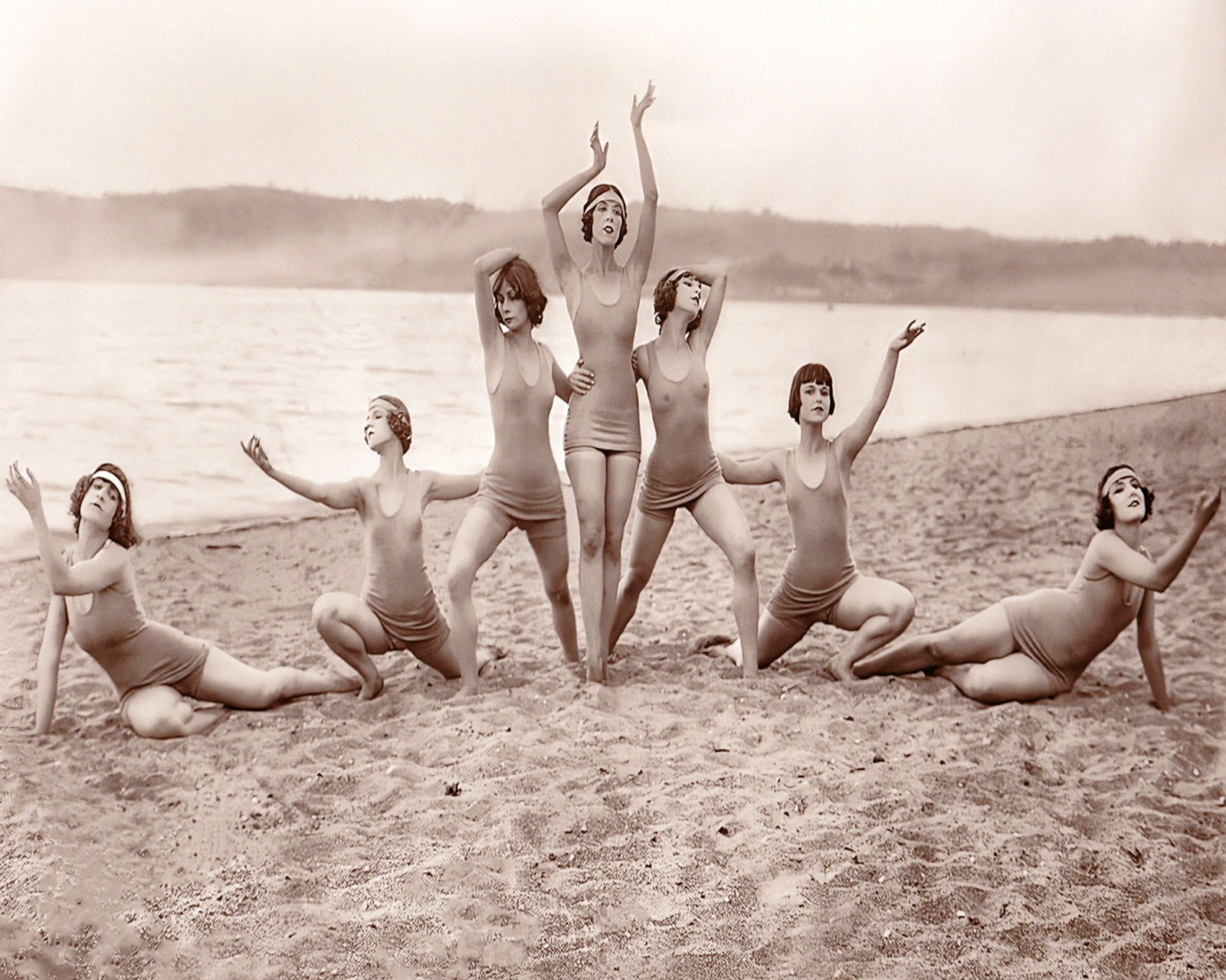 MARTHA GRAHAM DANCERS, (WITH 'PANDORA'S BOX' MOVIE STAR LOUISE BROOKS, (2ND FROM RIGHT) (1 of 1)