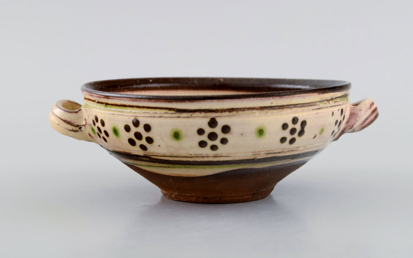 Gutte Eriksen (1918-2008), own workshop. Ear bowl with handles in glazed stoneware. Danish design,: Gutte Eriksen (1918-2008), own workshop. Ear bowl with handles in glazed stoneware. Danish design, mid 20th century. Measures: 16 x 5.5 cm. In excellent condition. Signed. Reserve: $210.00 Shipping: D