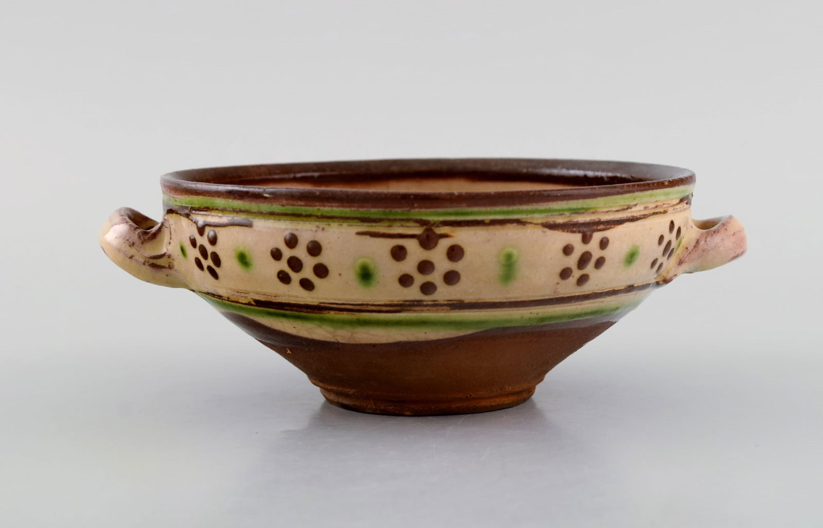 Gutte Eriksen (1918-2008), own workshop. Ear bowl with handles in glazed stoneware. Danish design,: Gutte Eriksen (1918-2008), own workshop. Ear bowl with handles in glazed stoneware. Danish design, mid 20th century. Measures: 16.7 x 6 cm. In excellent condition. Signed. Reserve: $210.00 Shipping: D