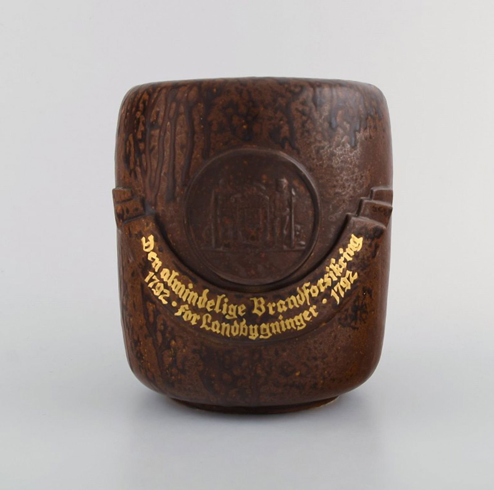 Arne Bang, Denmark. Jar in glazed ceramics. Beautiful glaze in brown shades. Mid-20th century.: Arne Bang, Denmark. Jar in glazed ceramics. Beautiful glaze in brown shades. Mid-20th century. Measures: 16 x 13.5 cm. In excellent condition. Signed in monogram. Reserve: $294.00 Shipping: Domestic: