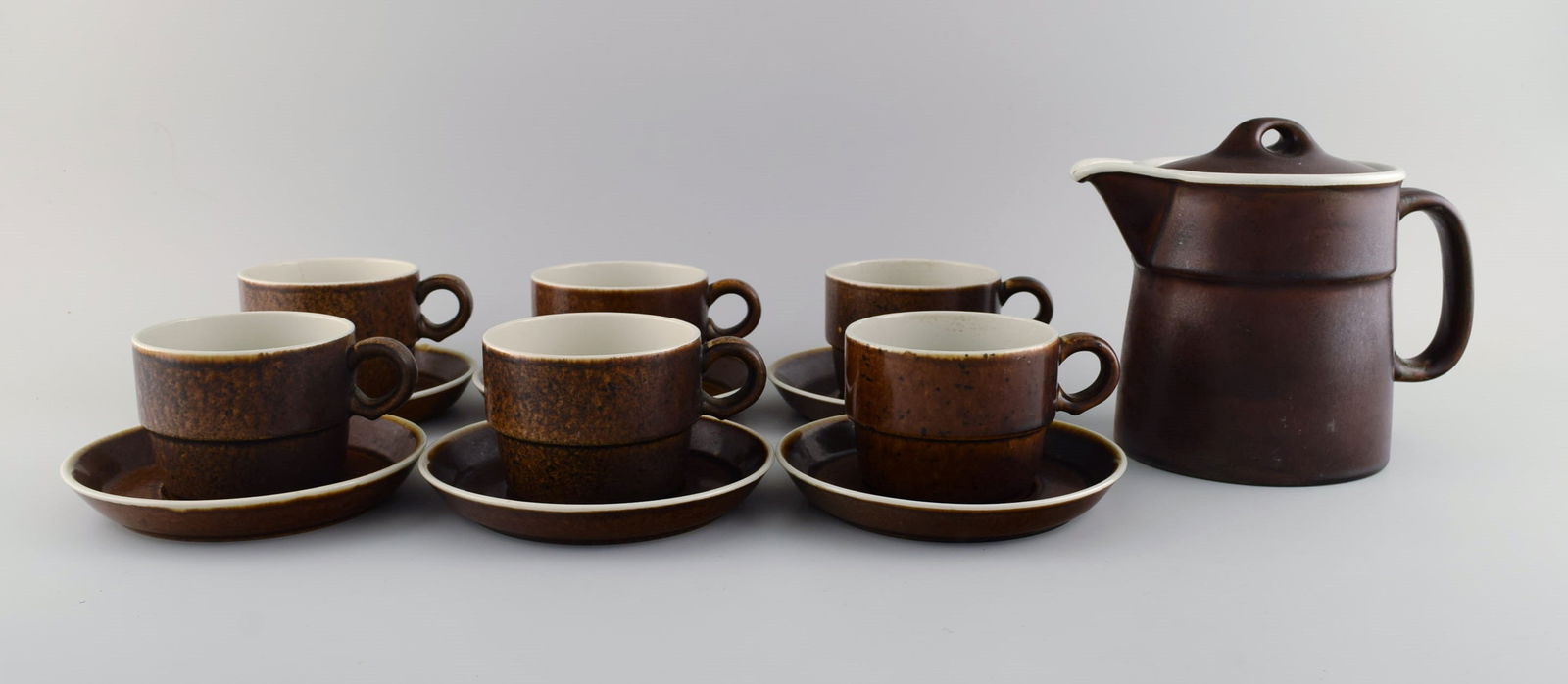 Stig Lindberg for Gustavsberg. Coq Tea service for six people. Rustic design, 1960s.: Stig Lindberg for Gustavsberg. Coq Tea service for six people. Rustic design, 1960s. Consisting of six tea cups with saucers and tea pot. The cup measures: 9 x 7 cm. Saucer diameter: 15 cm. The tea po
