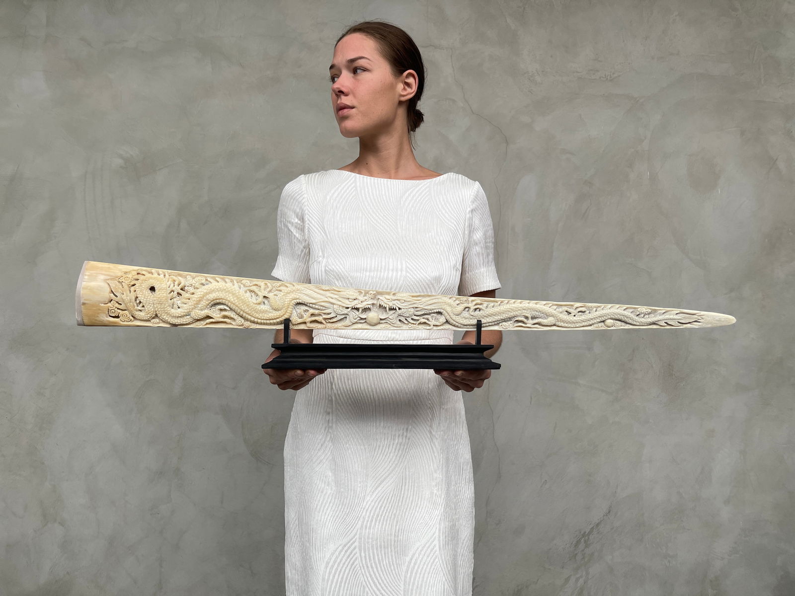 Beautiful extra large carved swordfish rostrum - Double Dragon motif: Title: Beautiful extra large carved swordfish rostrum - Double Dragon motif Maker:Unknown Origin: Indonesia Date/Period:2025 Materials:Xiphius Gladius, Bone, Wood Dimensions:Length: 96 cm / 37.7 inche