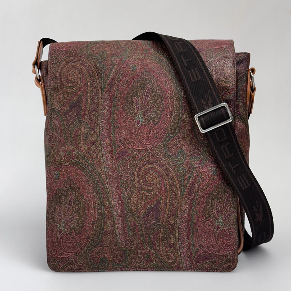 ETRO Paisley Fabric Messenger Bag with Adjustable Shoulder Strap: Title: ETRO Paisley Fabric Messenger Bag with Adjustable Shoulder Strap Materials: Coated Canvas Size/Dimensions: • Length: 26 cm • Height: 30 cm • Width: 8 cm Description: (6220B100