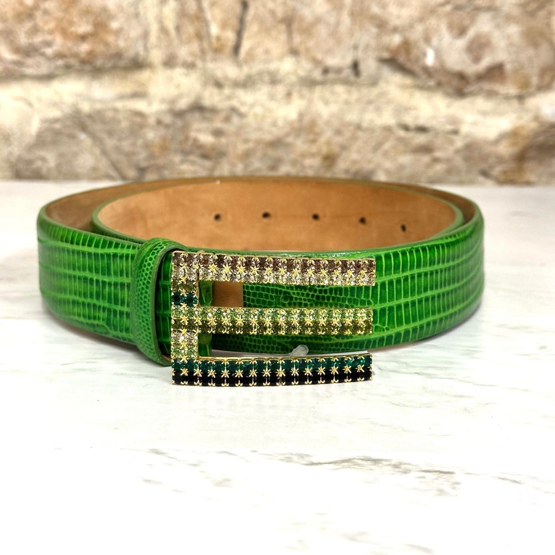 ETRO Women's Green Crocodile Print Leather Belt with Jewel Buckle: Title: ETRO Women's Green Crocodile Print Leather Belt with Jewel Buckle Materials: Leather Size/Dimensions: • Total length including buckle: 105 cm • Height: 3.5 cm Description: (6088A80)