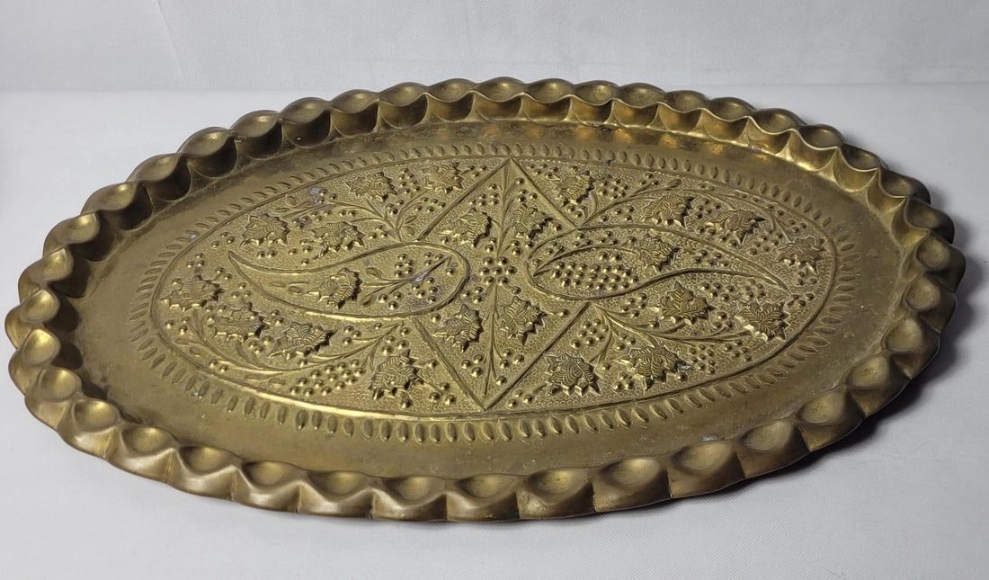 Vintage Bass Engraved British India Floral Serving Tray Platter Wall Hanging: Vintage Large Brass Serving Tray Tea Table top Unique Design British India Style, Floral Raised Design, Gadrooned edge, and deep relief engravings In good condition with heavy tarnish and wear, Measur
