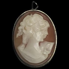 Vintage Silver Hand-Carved Shell Cameo Pendant/Brooch