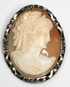 Vintage Hand-Carved Shell Cameo Filigree Pendant/Brooch