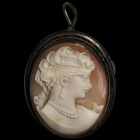 Vintage Hand-Carved Shell Cameo Pendant/Brooch