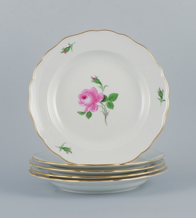 Meissen, Germany, Pink Rose, five dinner plates, hand painted with motif of pink roses.: Meissen, Germany, Pink Rose, five dinner plates, hand painted with motif of pink roses. Mid 20th century In excellent condition. Second and third factory quality. Marked. Dimensions: D 26.0 x H 3.5 cm