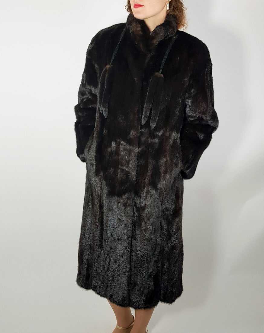 MAHOGANY MINK FUR COAT EU: XL ; US: 20: Title: MAHOGANY MINK FUR COAT EU: XL ; US: 20 Dimension: Approximate size- EU: XL; US: 20 : Important details: Length: 110cm/43.31in -Shoulders width:45cm/17.72in -Sleeve Length:58cm/22.83in -Bust siz