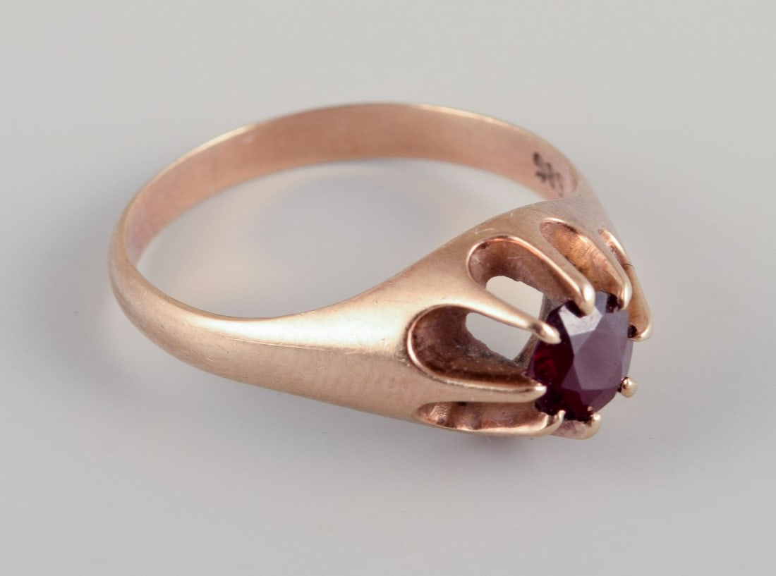 Danish goldsmith. 14 karat Art Deco gold ring with Burgundy-colored semi-precious stone. (1 of 5)