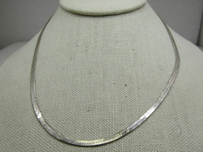 Vintage Sterling Herringbone 3mm Necklace, 18": Vintage Sterling Herringbone 3mm Necklace, 18", marked .925 and Italy, tested and weight is appx. 6.07 grams with spring clasp. Same herringbone design front and back and in good to very good conditio