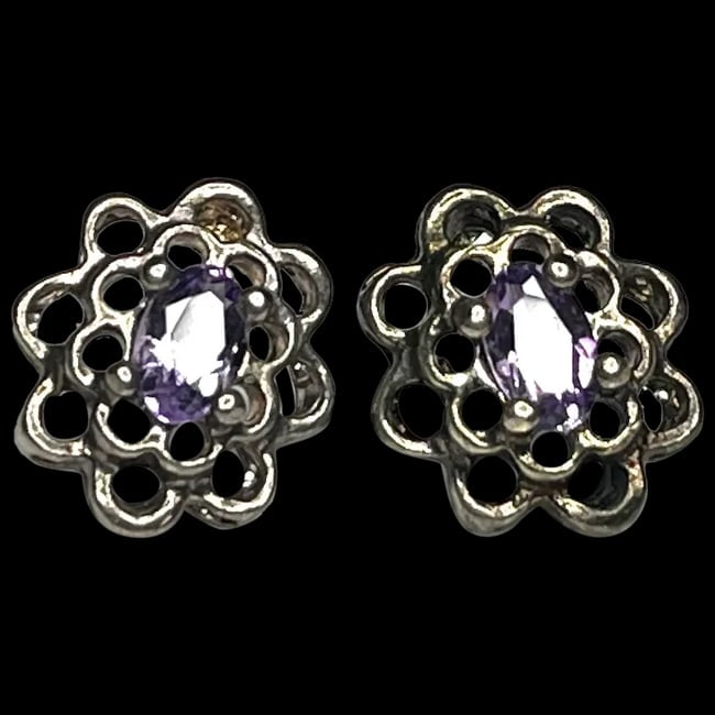 Vintage Sterling Silver Amethyst Open Work Flower Earrings: Title: Vintage Sterling Silver Amethyst Open Work Flower Earrings Description: Vintage Sterling Silver Amethyst Open Work Flower Earrings Hallmarked 925 Sterling Silver Pierced Earring Weighs 1.7 gram