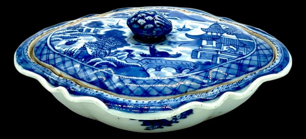 19th Century Chinese Export Diminutive Canton Quatrefoil Tureen Acorn Handle