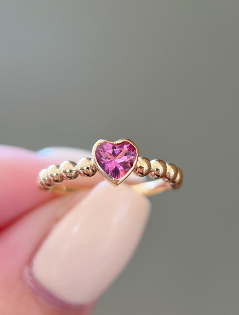 18K Gold Heart Tourmaline Dewdrop Ring: 18K gold heart tourmaline dewdrop ring. Heart-cut tourmaline perfectly reflects the high-end feel of exquisite jewelry. The ring size is US size 7. If you need to change it, please contact us. Reserve