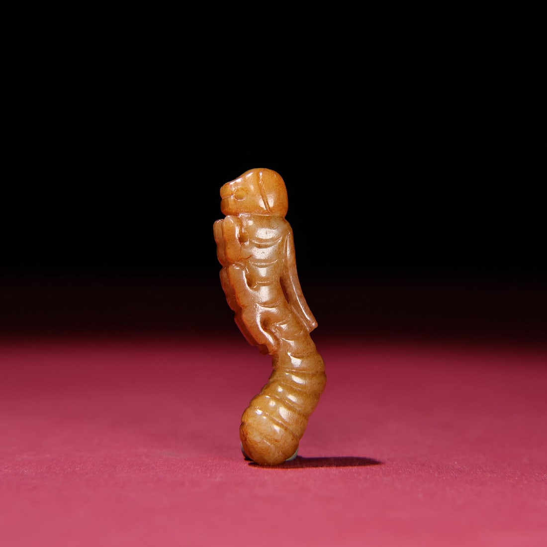 Superb Vintage Chinese Hetian Jade Carved Fortune Beast Pendant: Title: Superb Vintage Chinese Hetian Jade Carved Fortune Beast Pendant Origin: Chinese Date/Period: After1900 Materials: Hetian Jade Dimensions: 55 x 14 x 12 (mm)2.16 x 0.55 x 0.47 (inches) Weight: 0.