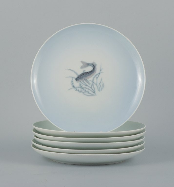 Th. Karlinder for Bing & Grondahl. Six hand-painted dinner plates with fish motifs.: Th. Karlinder for Bing & Grondahl. Six hand-painted dinner plates with fish motifs. 1956. In excellent condition. First factory quality. Marked. Dimensions: D 23.5 cm. Reserve: $350.00 Shipping: Domes