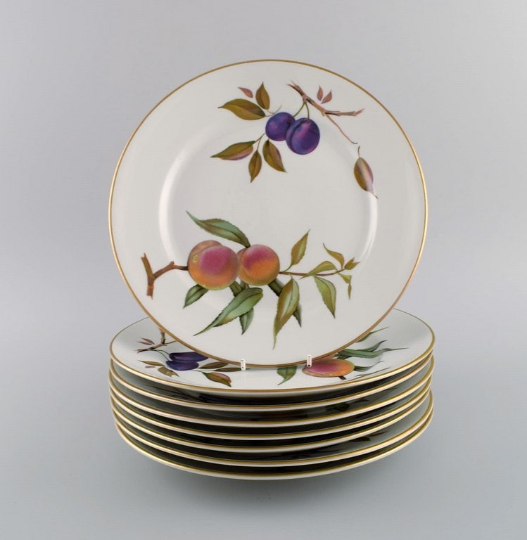 Royal Worcester, England. Eight Evesham dinner plates in porcelain decorated with fruits and gold: Royal Worcester, England. Eight Evesham dinner plates in porcelain decorated with fruits and gold rim. 1980s. Diameter: 25.5 cm. In excellent condition. Stamped. Reserve: $350.00 Shipping: Domestic: S