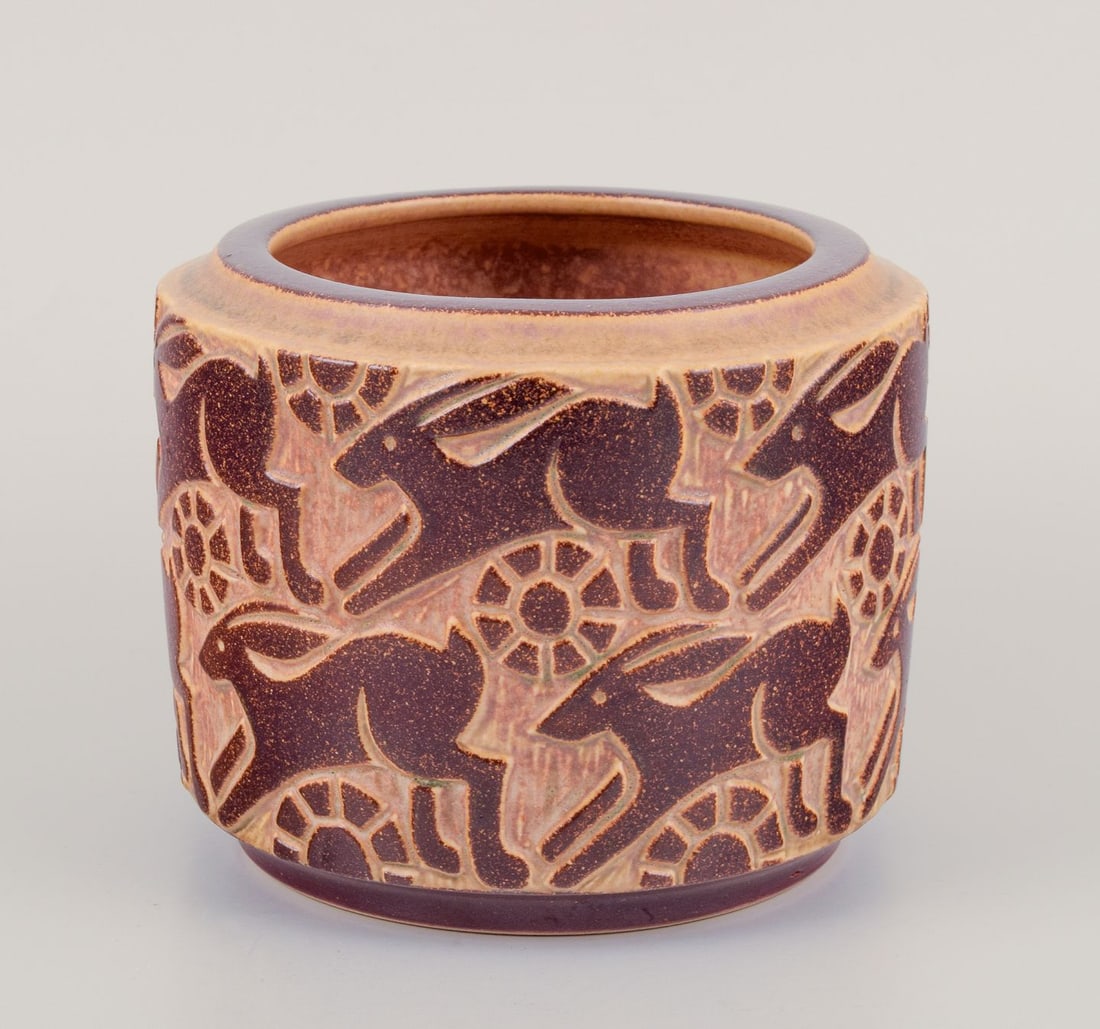 Marianne Starck for Michael Andersen. Modernist jar in stoneware with motif of a hare. 1960s.: Marianne Starck for Michael Andersen. Modernist jar in stoneware. Motif of a leaping hare. Circa 1960s. Model 6426. Marked. Perfect condition. Dimensions: Diameter 16.0 cm. x Height 13.2 cm. Reserve: