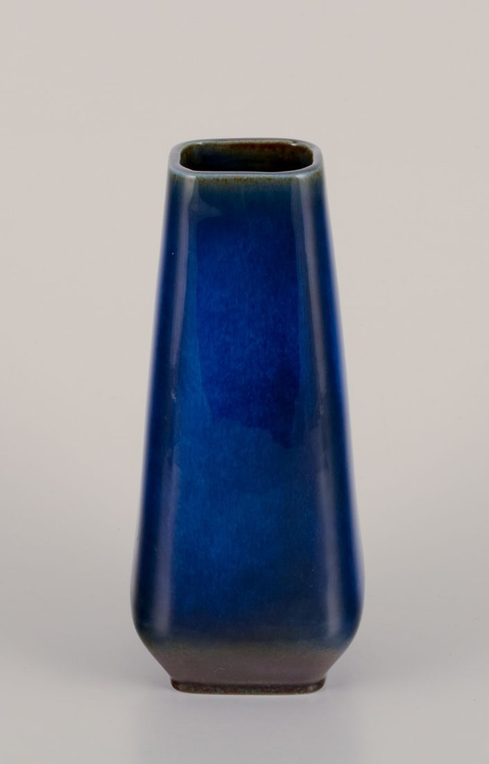 Sven Jonson for Gustavsberg. "Lagun" vase in stoneware. Beautiful glaze in blue tones. 1960s/1970s.: Sven Jonson for Gustavsberg. "Lagun" vase in glazed stoneware. Beautiful glaze in blue tones. From the 1960s/1970s. In perfect condition. Marked. Dimensions: Height 17.5 cm x Diameter 7.0 cm. Reserve:
