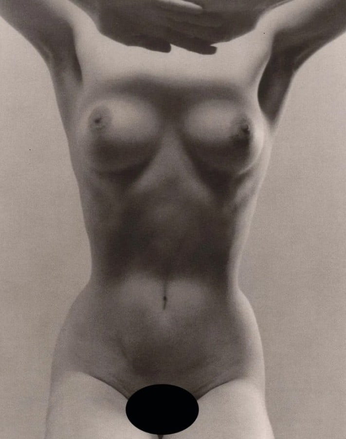 RUTH BERNHARD - Seated Figure, 1972: Title: RUTH BERNHARD - Seated Figure, 1972Description:Artist: RUTH BERNHARDPrint Title: Seated Figure, 1972Medium: Duotone PhotoengravingPrinted in USA in 1980’sImage Size approx: 9 x 7”Ruth B