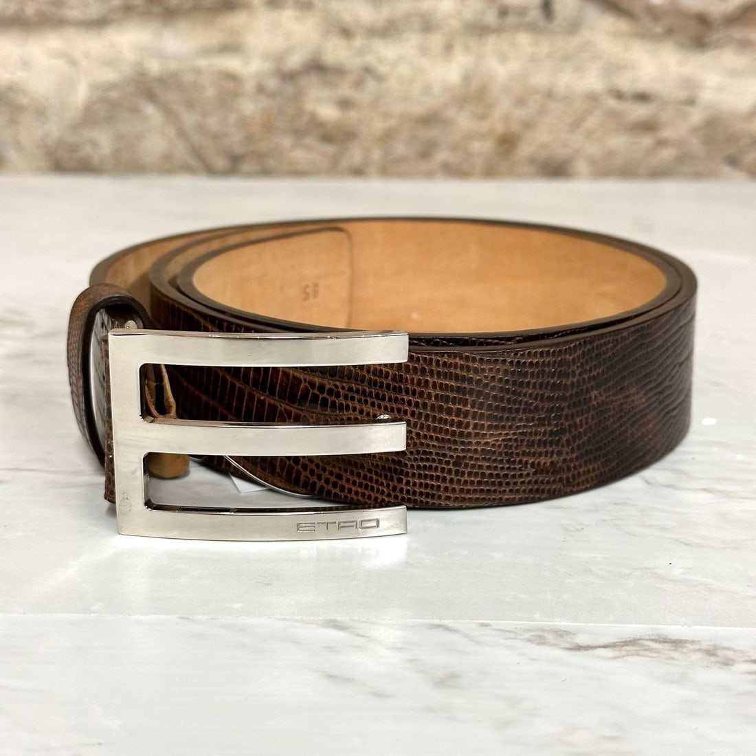 ETRO Women's Brown Leather Belt with Crocodile Print and Silver Buckle: Title: ETRO Women's Brown Leather Belt with Crocodile Print and Silver Buckle Materials: Leather Size/Dimensions: • Length: 104 cm • Height: 3.5 cm Description: (6089A50). A belt designed