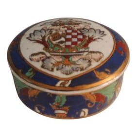 Round Hand-Painted Chinese Export Box With Lid Depicting a Coat-Of-Arms