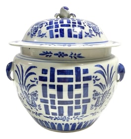 Large Vintage Blue & White Ceramic Porcelain Lidded Ginger Jar