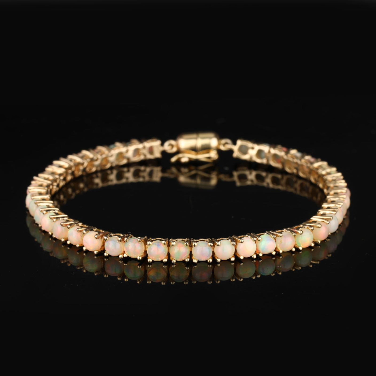 Bracelet: No Reserve! Title: BraceletDescription: Ethiopian Opal CAB Round 4.00mm - 41Pcs ( Magnet Lock With Safety Clasp ) ( Metal Weight With Magnet Lock ) ( MAGNET # 2 )Date/Period: After 2000Materials: 925