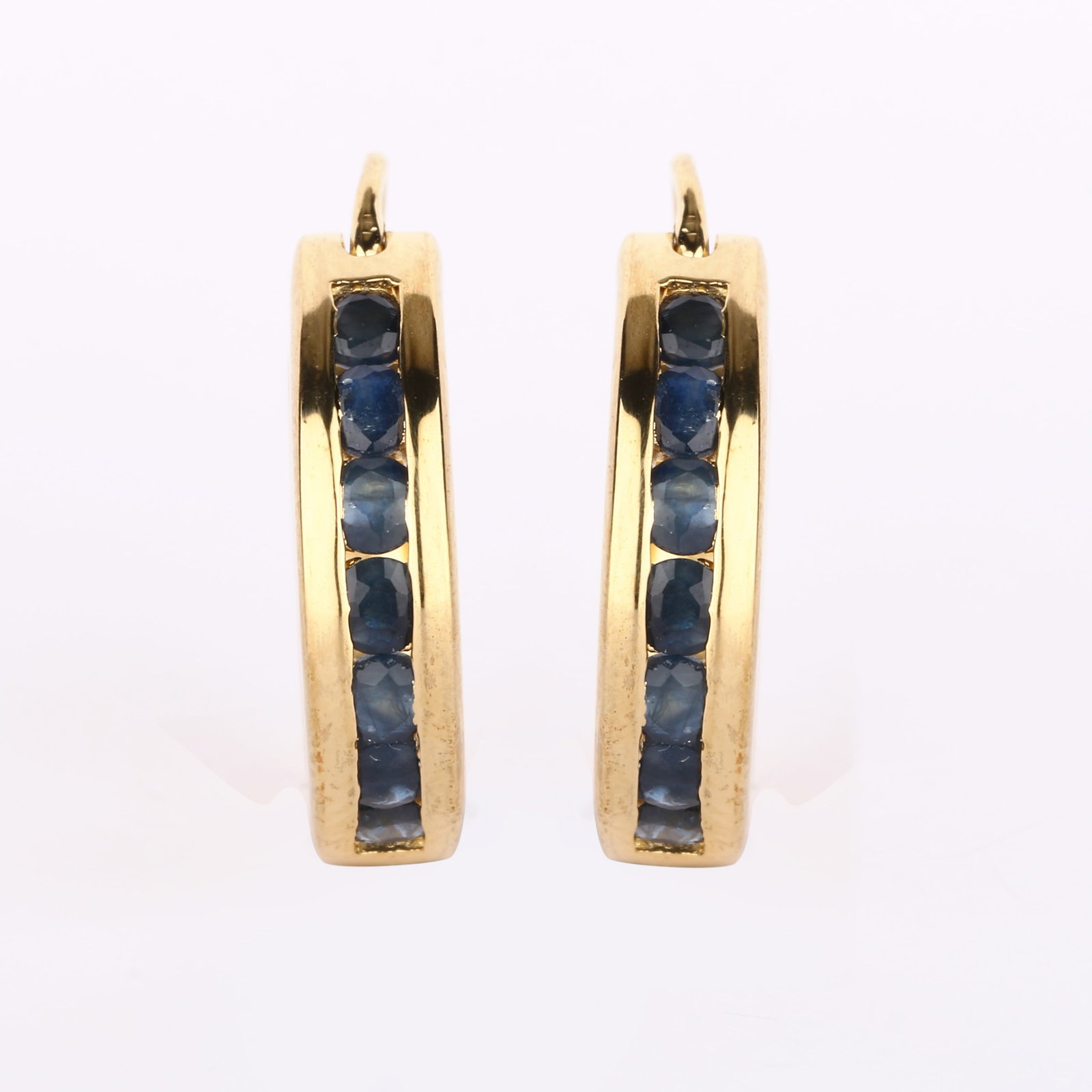 Earrings: No Reserve! Title: EarringsDescription: Blue Sapphire Round 2.50mm - 14PcsDate/Period: After 2000Materials: 925 Silver W/Yellow Gold PlatingDimensions: N/A Shipping: Domestic: Flat-rate of $40.00 