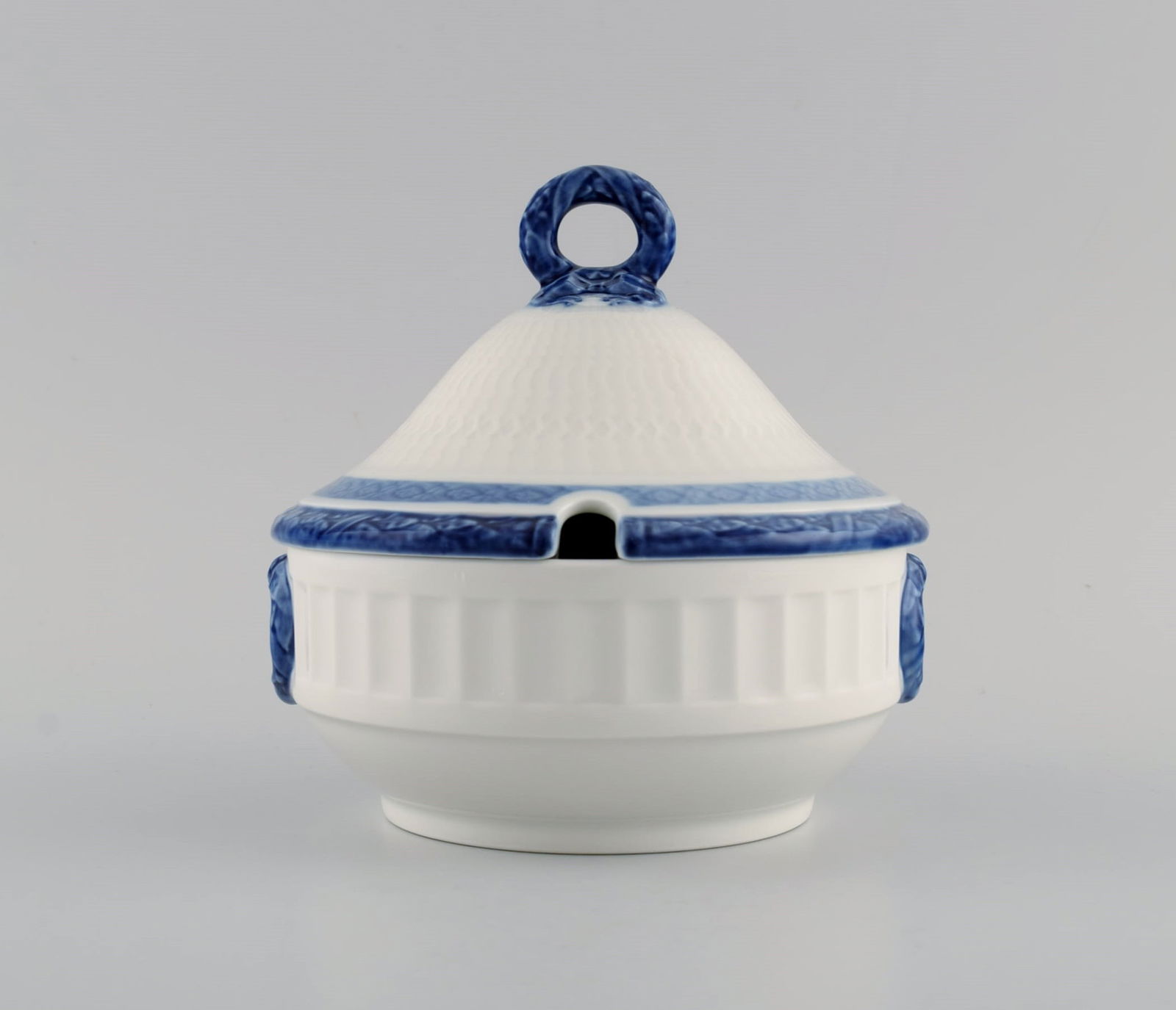 Small Royal Copenhagen Blue Fan lidded tureen. Dated 1968.: Small Royal Copenhagen Blue Fan lidded tureen. Dated 1968. Designed by Arnold Krog in 1909. Measures: 15 x 14.5 cm. In excellent condition. Stamped. 1st factory quality. Reserve: $189.00 Shipping: Do