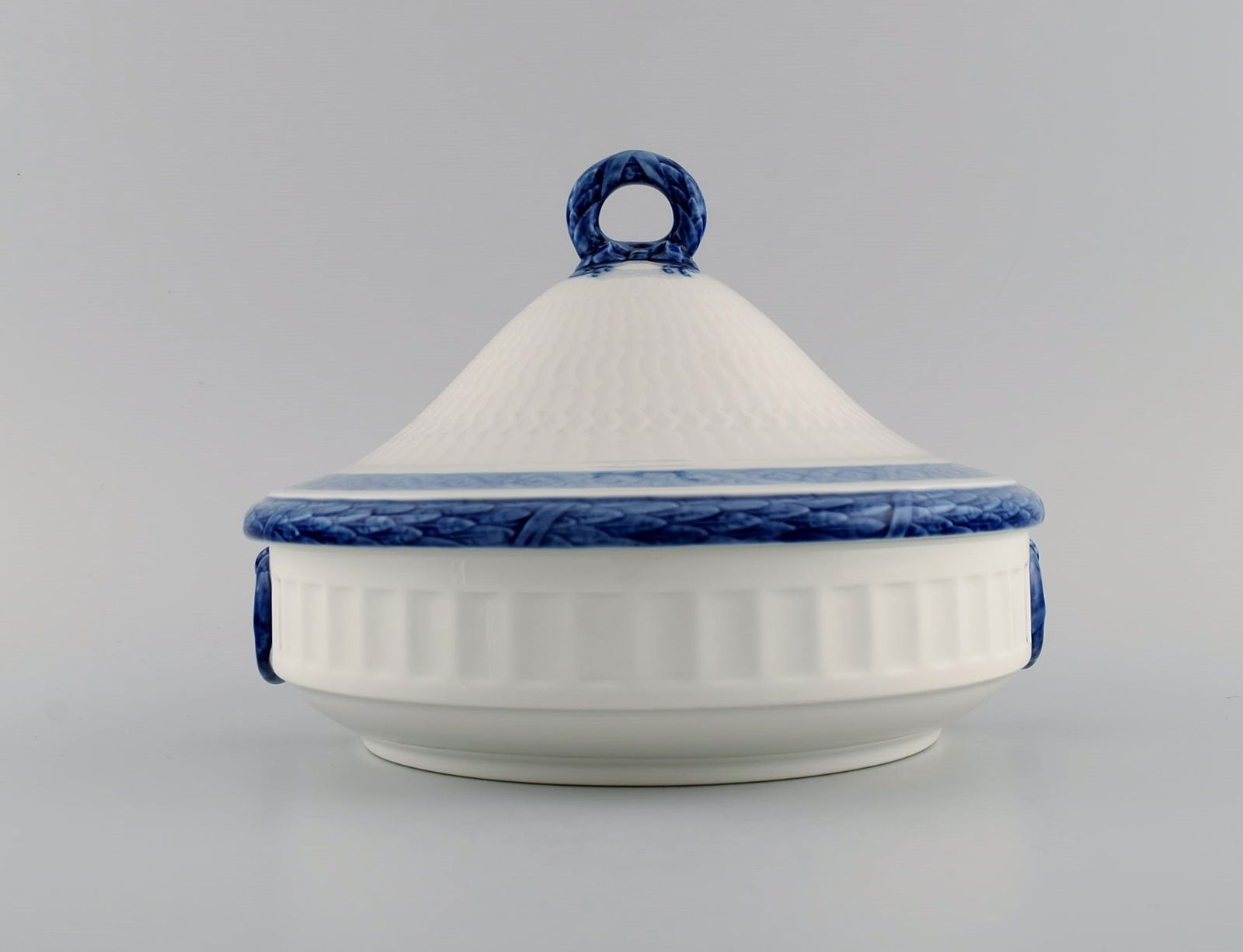 Royal Copenhagen Blue Fan lidded tureen. 1960's.: Royal Copenhagen Blue Fan lidded tureen. 1960's. Designed by Arnold Krog in 1909. Measures: 22 x 16 cm. In excellent condition. Stamped. 1st factory quality. Reserve: $210.00 Shipping: Domestic: Ship