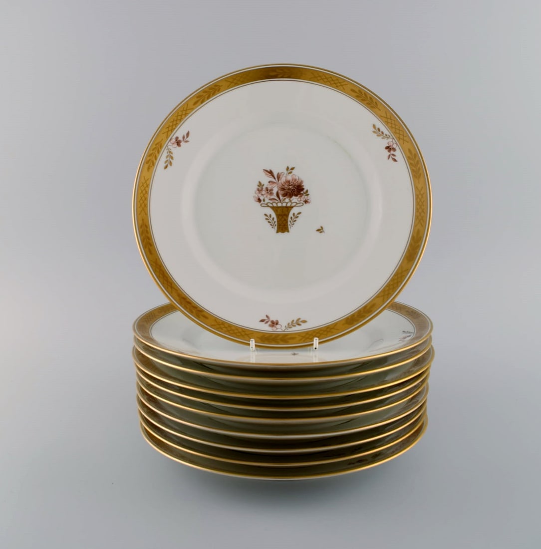10 Royal Copenhagen Golden Basket dinner plates in hand-painted porcelain with flowers and gold: 10 Royal Copenhagen Golden Basket dinner plates in hand-painted porcelain with flowers and gold decoration. 1960s. Model number 595/9586. Diameter: 25 cm. In excellent condition. Stamped. 1st factory